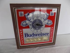 lot 14 image: Lit Budweiser Deluxe Clock