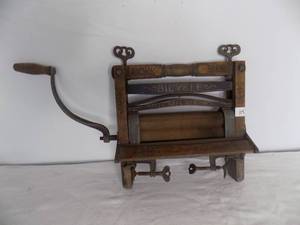 lot 115 image: Vintage Hand Wringer - Anchor Brand