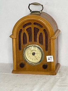 lot 67 image: 10 - Radio Crosley AMFM