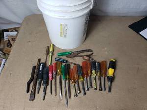 5 Gal Pail with Screwdrivers, 516 Nut Drivers