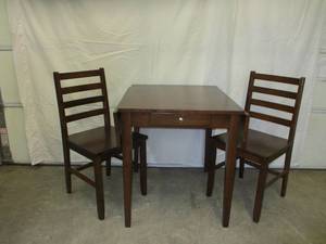 lot 2 image: Expandable Table and 2 Chairs