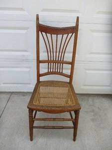 lot 16 image: Vintage Oak Chair with cane seat