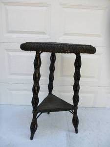 lot 21 image: Vintage Wicker End Table