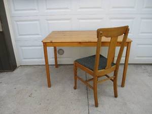 lot 26 image: Vintage Pine Dinette TableDesk with Oak Chair