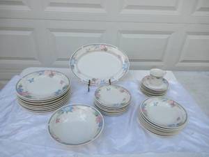 lot 50 image: Gibson Designs Dinnerware Set