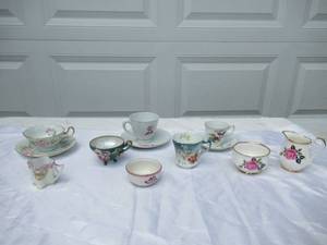 lot 53 image: Miscellanous Vintage Tea Cups, saucers, sugar and creamer