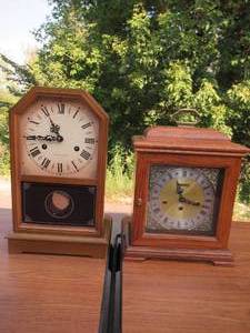 lot 72 image: Lot of 2 Vintage Mantle Clocks