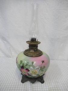 lot 94 image: Vintage Table Top Oil Lamp. Floral.