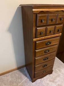 lot 3 image: Tall Thin Dresser
