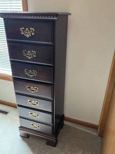 lot 23 image: 5 Drawer Dresser
