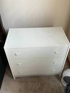 lot 21 image: White 3 Drawer Dresser