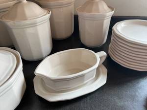 lot 30 image: Pfaltzgraff Dishes