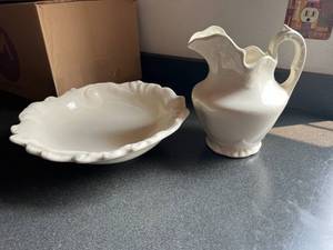 lot 31 image: Ceramic Pitcher and Wash Basin