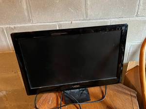 lot 44 image: 23 Vizio TV & Boombox