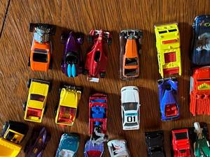 lot 59 image: Lot of Hotwheel & Matchbox Cars