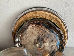 lot 80 image: Kitchen Bowl, Jars, Oven Mitts and More