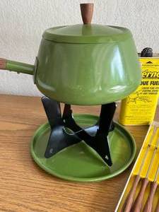 lot 79 image: Mid-Century Fondue Set & Forks