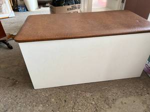 lot 92 image: Toy Box  Storage Bench