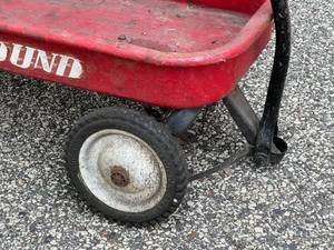 lot 117 image: Vintage Red Greyhound Wagon