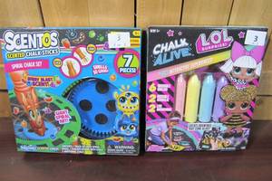 lot 3 image: Childrens Sidewalk Chalk Set - Set Of 2