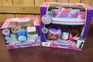 lot 30 image: Squishville 2 Plush Darling Diner Deluxe Play Scene & Back To School Playset