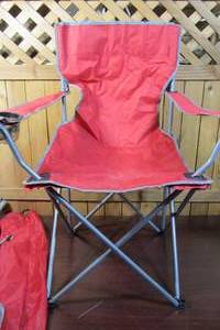 lot 93 image: Red Childs Lawn Chair & Protective Carrying Bag