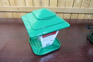 lot 89 image: Meijer Square Birdseed Feeder - 5 Quart