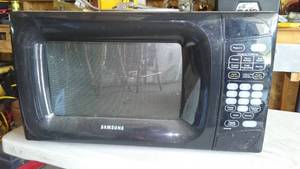 lot 29 image: Samsung Microwave.