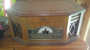 lot 62 image: Emerson Turn Table, CD, AMFM RADIO, And Cassette.