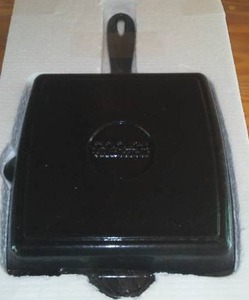 lot 89 image: NEW 10 in. Cast Iron Skillet Cooks Tradition