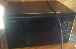lot 90 image: Panasonic Microwave.