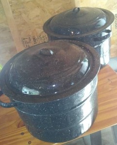 lot 93 image: Enamel Canners (2) With Jar Rack.