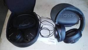 lot 140 image: Sony Wireless Headphones (2)