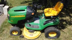 lot 167 image: John Deere Riding Lawn Mower w bagger 20 HP twin cylinder. Running Great. Fabulous condition