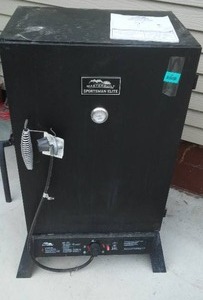 lot 363 image: Smoker - Masterbuilt, Sportsman Elite. USED ONCE