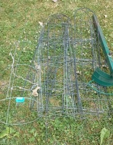 lot 267 image: Garden Helpers. Outdoor. metal cages.