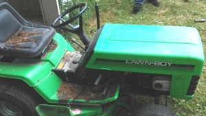 lot 272 image: Lawn Boy Riding Lawn Mower.
