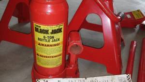 lot 276 image: Jack Stands (2) with Bottle Jack.