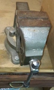 lot 277 image: Vise 4 Ton, Works Great.