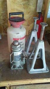 lot 285 image: Jack Stands and Hydraulic Jack.