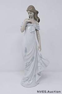 lot 17 image: LLadro Lady with Bouquet