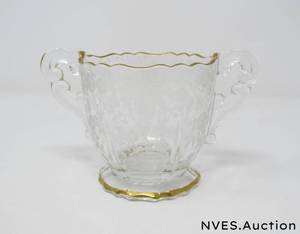lot 18 image: Sugar and creamer