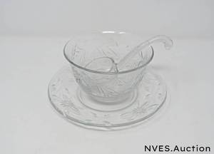 lot 21 image: Honey-sauce bowl and saucer with dipper