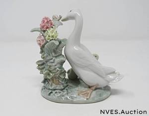 lot 23 image: lladro Glossy Porcelain Figurine of a Family of Ducklings with an Intruder