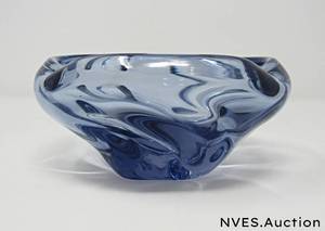 lot 24 image: Art glass bowlashtray 1960s