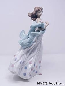 lot 37 image: Lladro Lady with bird and flowing dress