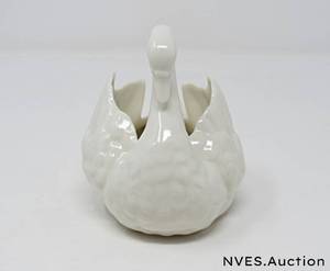 lot 38 image: Lenox china Swan