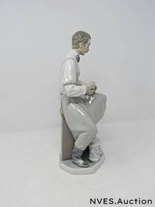 lot 93 image: Lladro Pharmacist