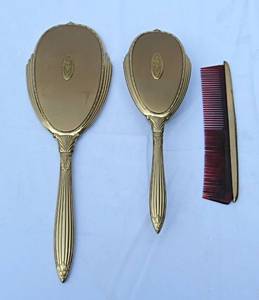 lot 264 image: Vanity set (Dresser set)