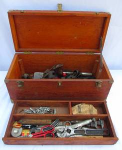 lot 276 image: Vintage tool box